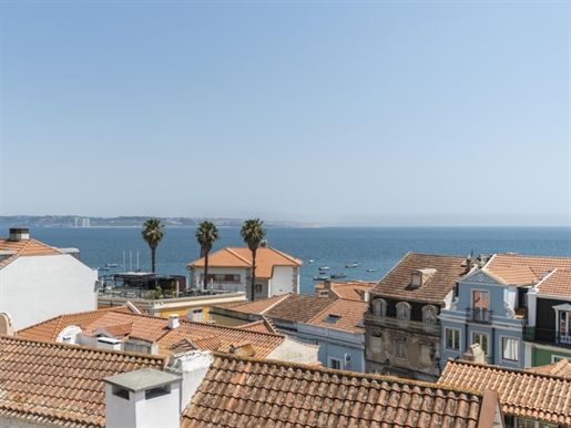 Charming villa in the heart of Paço de Arcos, with 8 rooms and sea view.