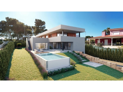 Villa, under construction, in a quiet residential area of Cascais, close to golf, beach and other am
