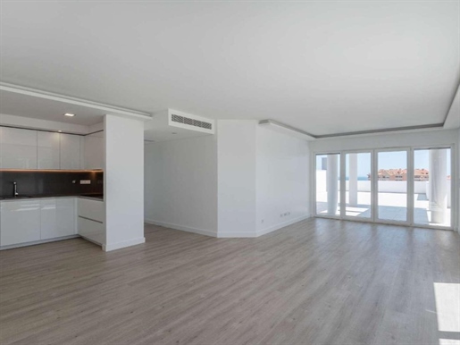 3 bedroom penthouse with terrace and sea view in Carcavelos.