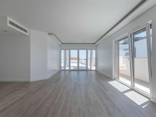 3 bedroom penthouse with terrace and sea view in Carcavelos.