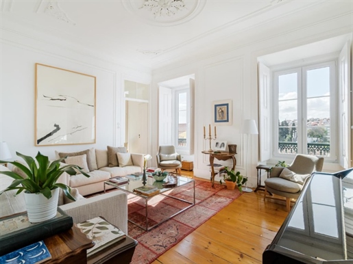 Charming and Sunny T4 Apartment in Príncipe Real: A Jewel in Lisbon's Heart