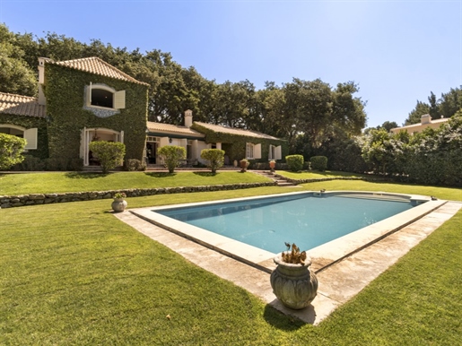 Villa avec un long jardin, une piscine et une intimité totale