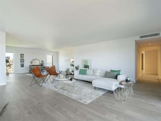 4 bedroom penthouse flat for sale in the centre of Cascais