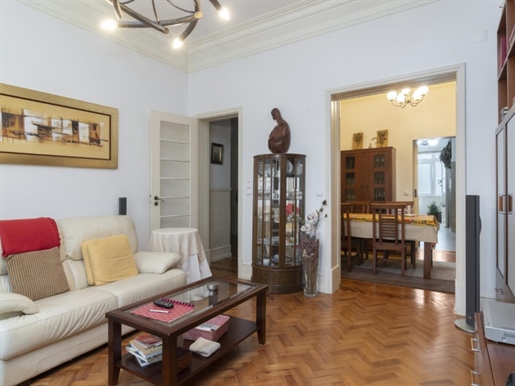 4+1 Bedroom Apartment in Areeiro. Space and Convenience.