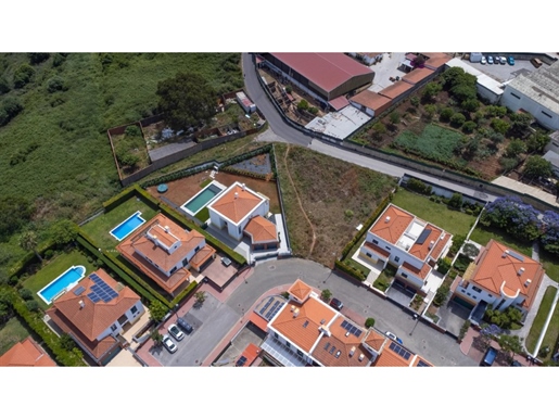 Plot of land with 894 sqm, located in a very quiet street and with construction already consolidated