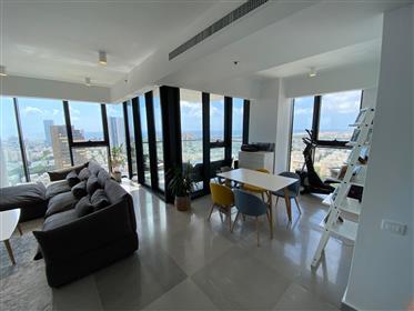 Exquisite tower apartment with stunning sea & city views 