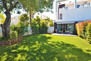 Villa de 2 + 1 chambres avec piscine et garage à Ferreiras, Albufeira, Portugal