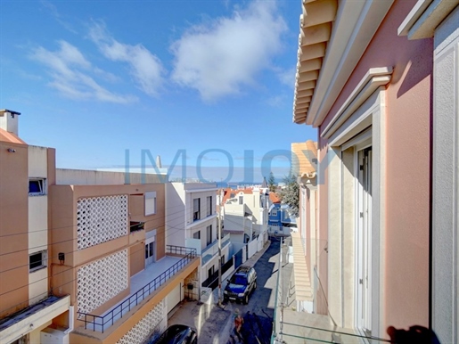 Excellent 3 bedroom apartment in the center of Parede a Estrear