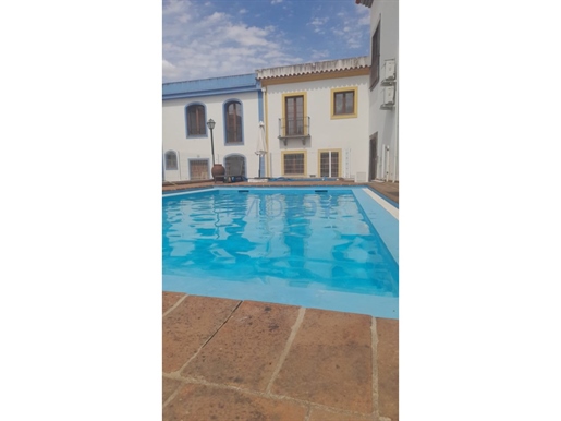 Appartamento arredato con 4 camere da letto con piscina e vista sul castello di Mourão. A soli 2 min