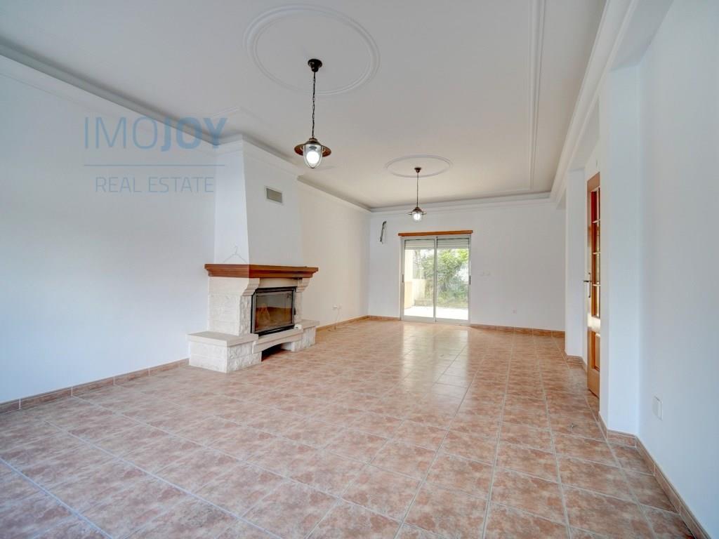 Villa mit 5 Schlafzimmern und Garage in Corroios
