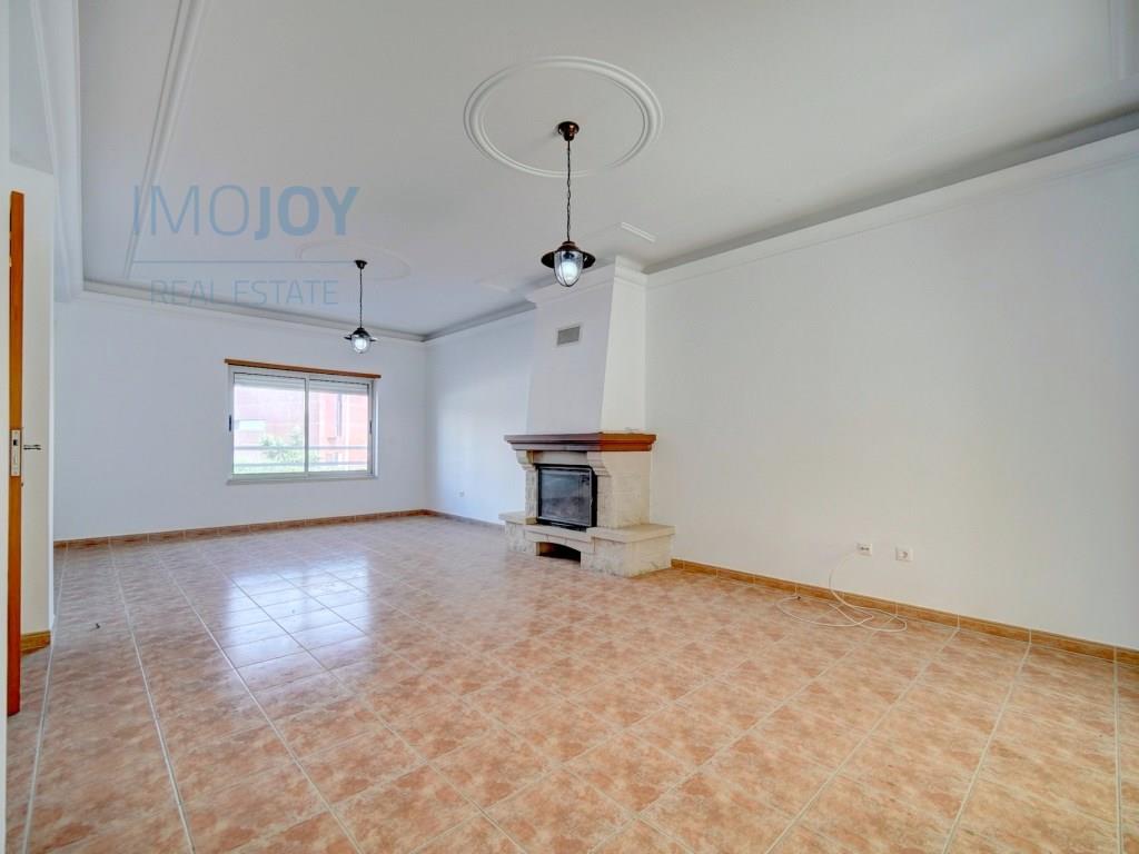 Villa mit 5 Schlafzimmern und Garage in Corroios