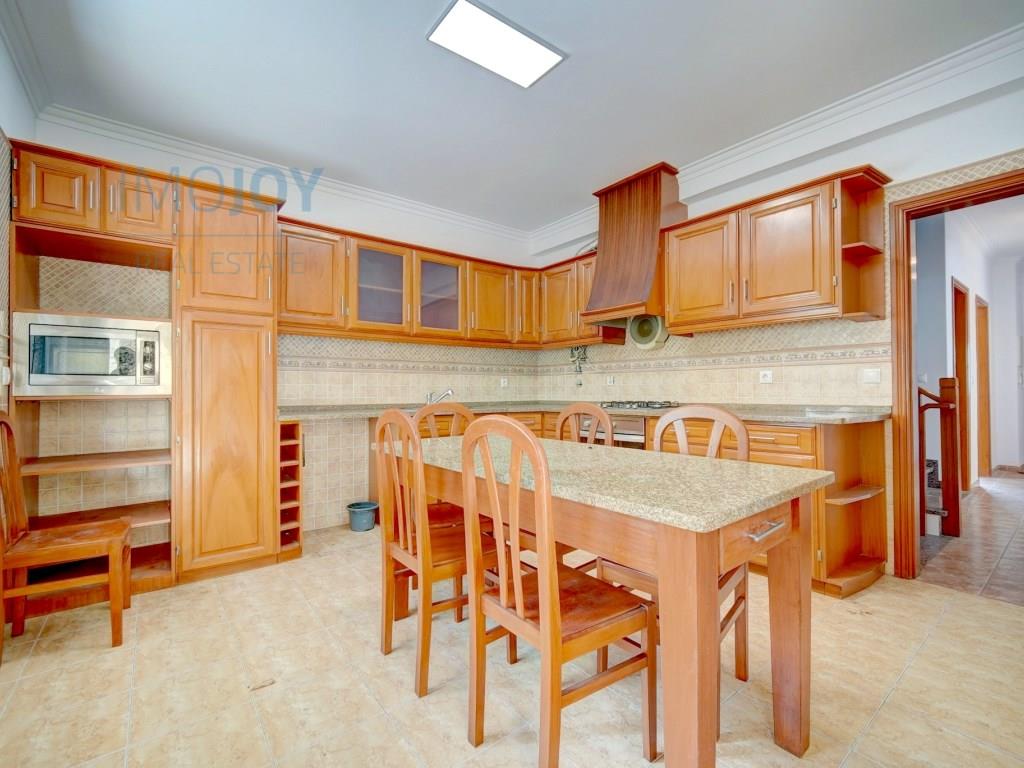 Villa mit 5 Schlafzimmern und Garage in Corroios