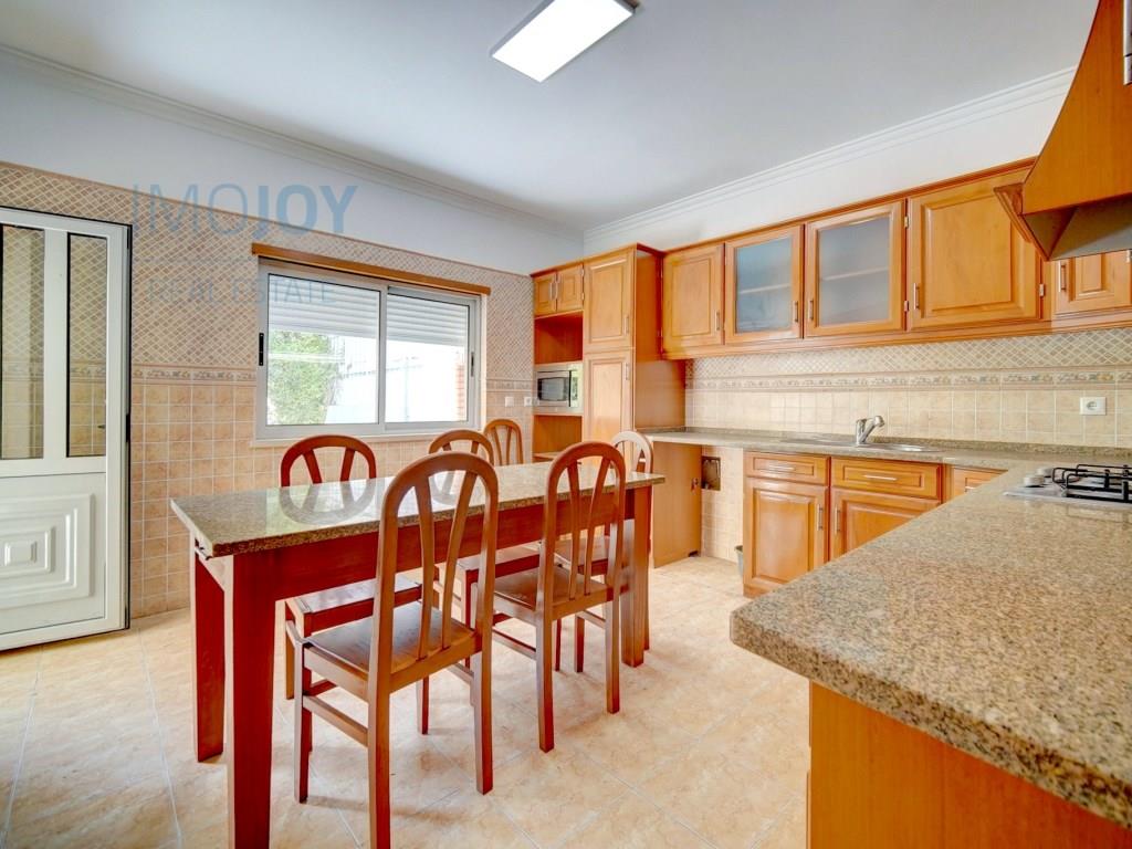 Villa mit 5 Schlafzimmern und Garage in Corroios