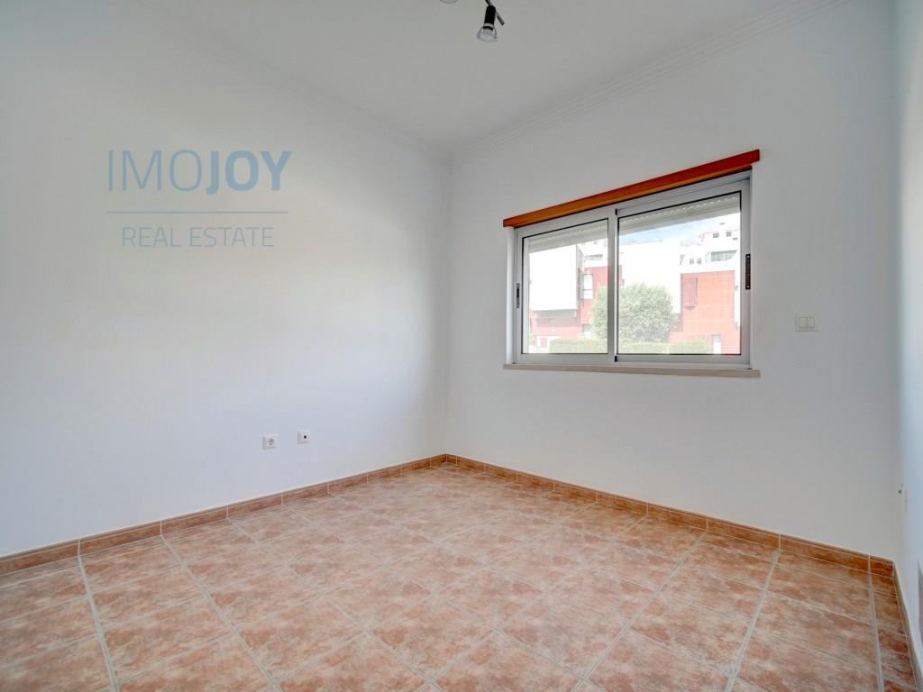 Villa mit 5 Schlafzimmern und Garage in Corroios