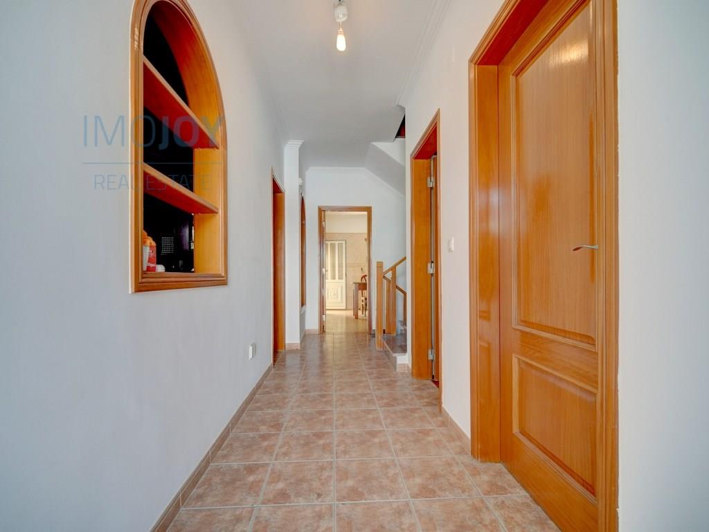 Villa mit 5 Schlafzimmern und Garage in Corroios
