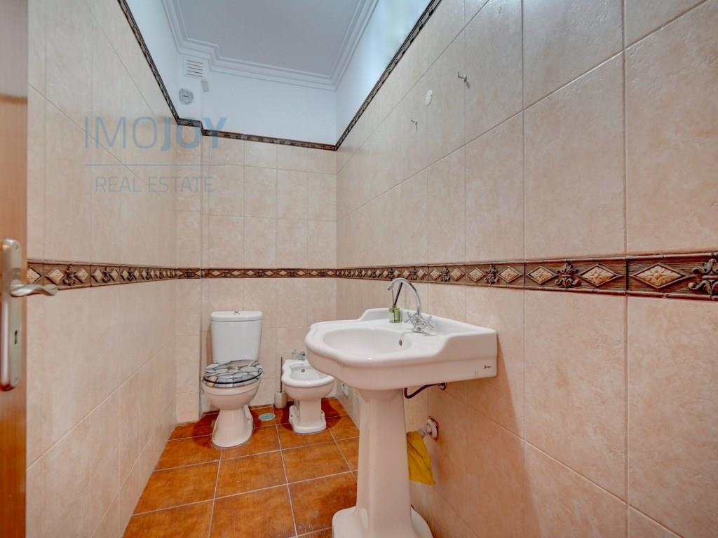 Villa mit 5 Schlafzimmern und Garage in Corroios