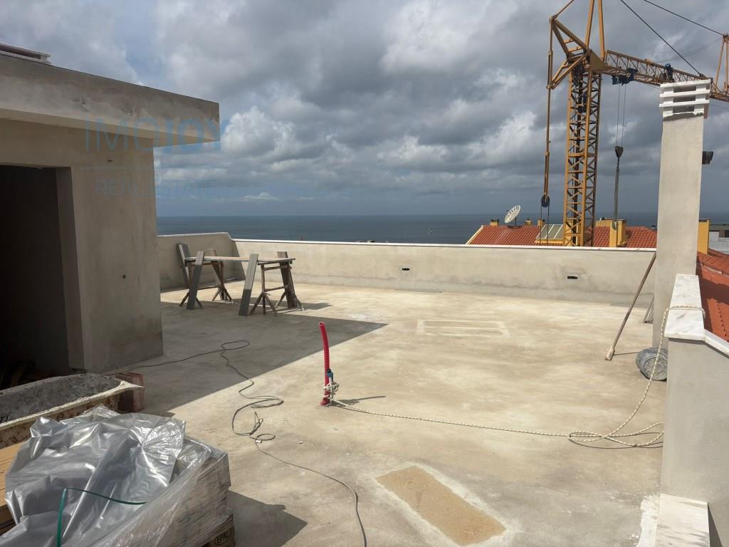 Fantástico ático de 3 dormitorios con vistas al mar y piscina, en Ericeira