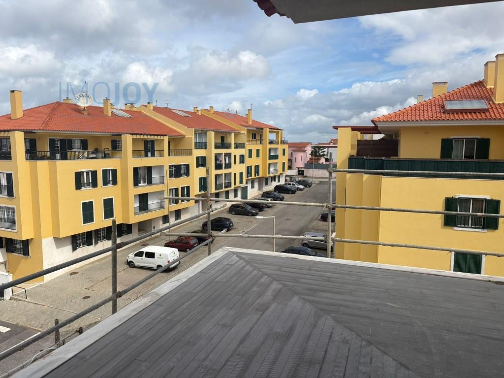 Fantástico ático de 3 dormitorios con vistas al mar y piscina, en Ericeira