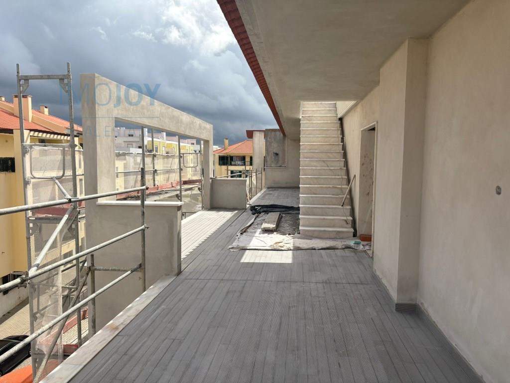Fantástico ático de 3 dormitorios con vistas al mar y piscina, en Ericeira