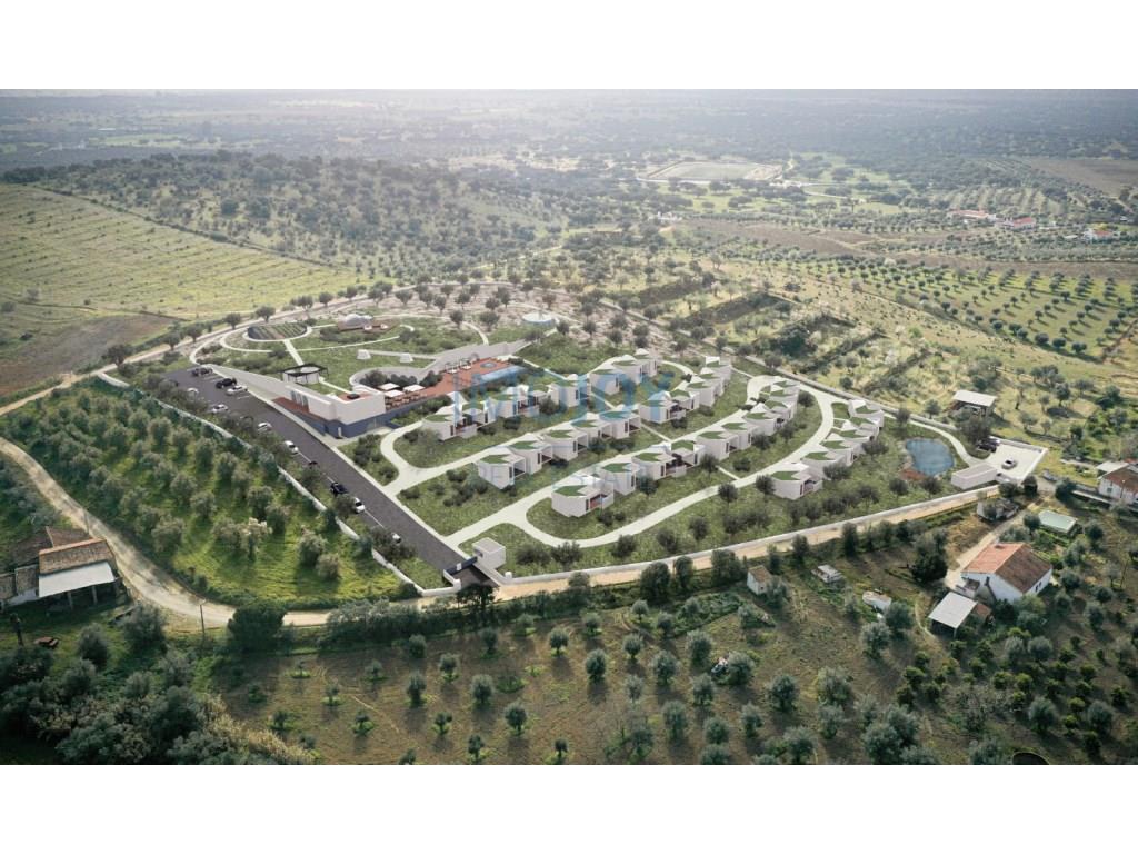 Grond in Corval met goedgekeurd project voor EcoResort