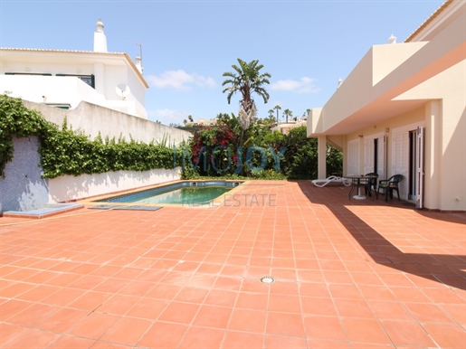 Magnífica villa de lujo de 4 dormitorios en Albardeira en Lagos, Algarve