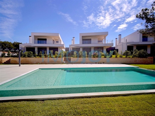 Detached 5 bedroom villa in gated community in Murches