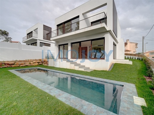 Detached House T3 + 1 with Garden and Pool, Cascais
