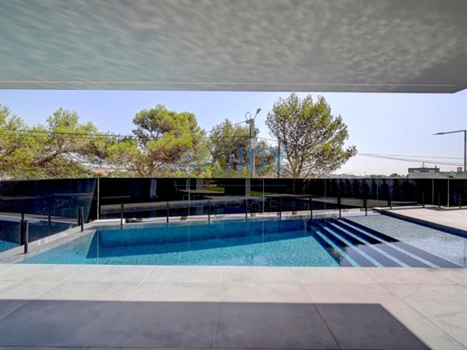 Uitstekende 5 slaapkamer vrijstaande villa met zwembad en tuin in Cascais