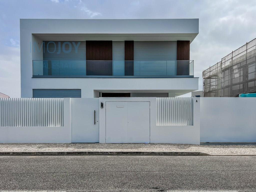 Fantastic 5 Bedroom Villa with Pool and Garden in Abóboda