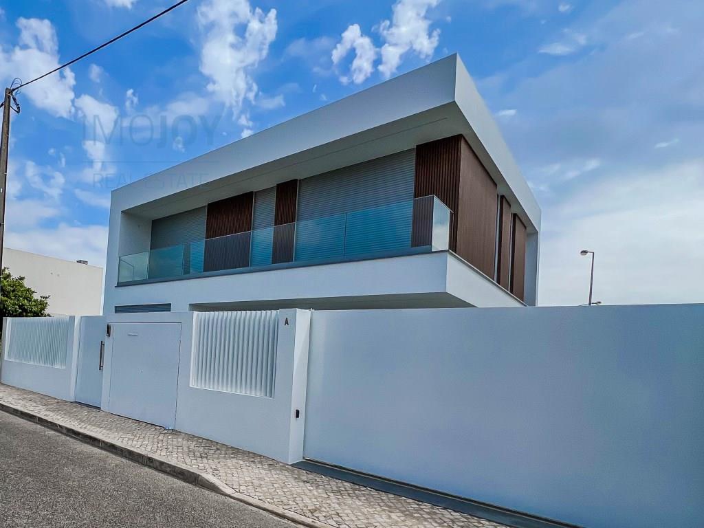 Fantastic 5 Bedroom Villa with Pool and Garden in Abóboda