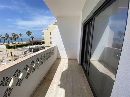Apartamento De 2 Dormitorios En Primera Línea De Playa Con Vistas Al Mar En Quarteira