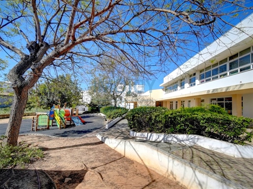 Colegio en funcionamiento en Olhão
