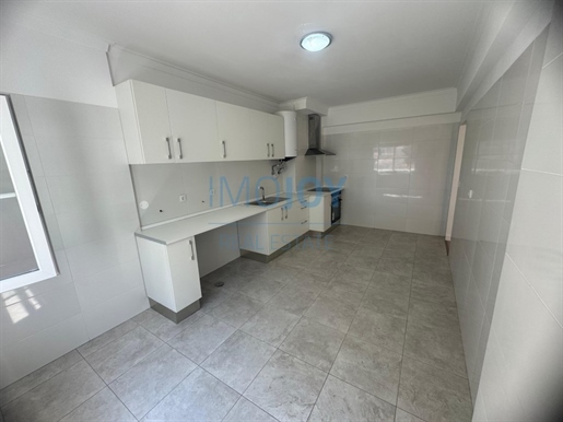 Large 3 Bedroom Apartment in Monte Abrão