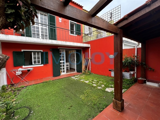 Eccellente villa con 3 + 1 camere da letto nel quartiere di Santa Cruz a Benfica