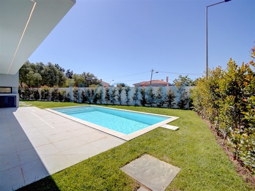 Fantastica Villa T5 + 3 con piscina per debuttare a Cobre