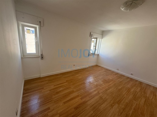 Mooi gerenoveerd appartement met 2 slaapkamers te koop in Carregado