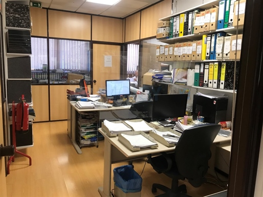 Büro mit 180 m2 zum Verkauf in Areeiro von Imt befreit
