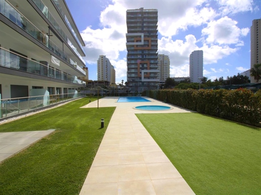 Nuevo Apartamento de 3 Dormitorios en Portimão en Condominio con Piscina
