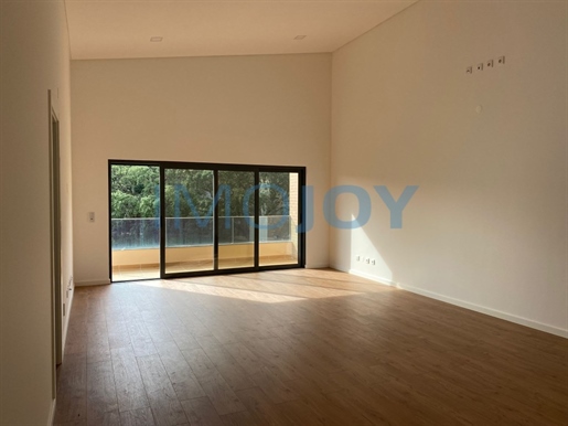 Excellent 3 Bedroom Apartment with Balcony Debuting in Loures