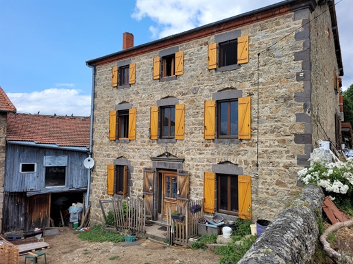 Altes freistehendes Bauernhaus mit Nebengebäuden und Grundstück