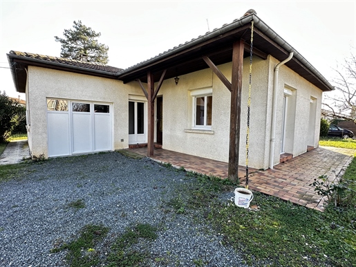 Lot-Et-Garonne, in the town of Bias, single-storey house with garden