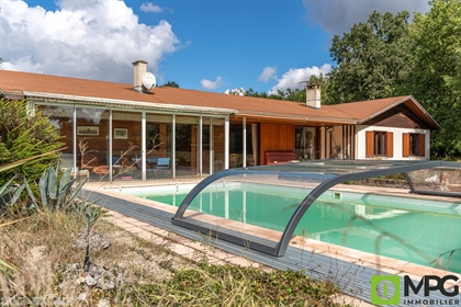 On the heights of Villeneuve Sur Lot, architect's house F5 of approximately 179.41m2 with swimming p
