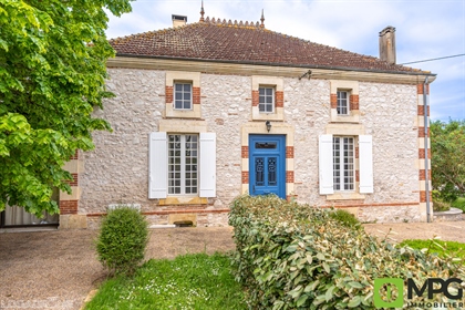 Lot-Et-Garonne, Bias, Stone mansion of around 281 m2 on a plot of 1814 m2