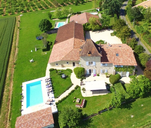 Magnificent property with 3 gîtes and 3 guest rooms in Lot-Et-Garonne