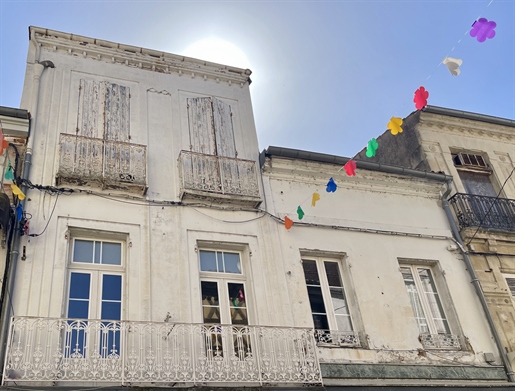 Investment building with rented commercial premises in the heart of Villeneuve Sur Lot and a residen