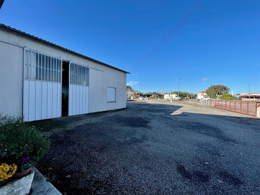 In the town of Bias, 2 minutes from Villeneuve Sur Lot in a partly commercial area, property with wo
