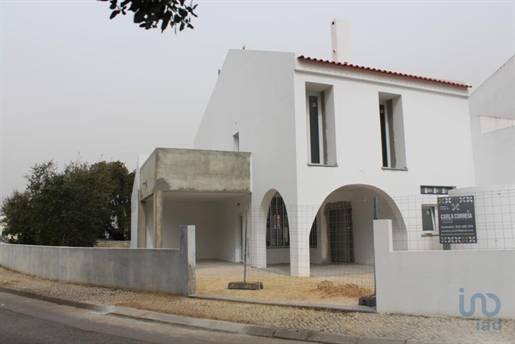 Home / Villa with 4 Rooms in Setúbal with 160,00 m²