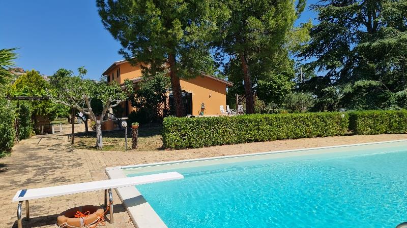 ¡Típica casa con piscina en Città Sant'Angelo, no lejos del mar!