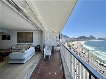 Seafront apartment with balcony for sale in Copacabana