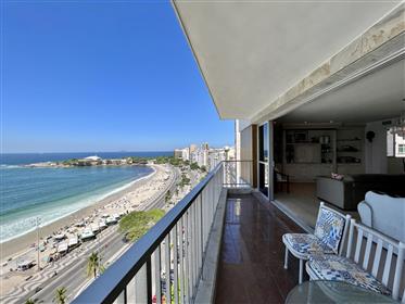 Seafront apartment with balcony for sale in Copacabana